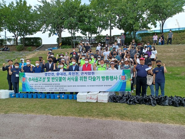 6.월 12일 경안천 청석공원에서 130여명의 시민과 함께한 다슬기치패 방류 행사